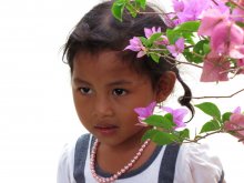 Очарование в цветах / Снимок девочки сделан около национального музея в г.Сиемрип (Камбоджа) в апреле 2010 года.