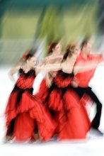 Танцуй, танцуй! / Ледовое шоу в Марина Молл, Абу-Даби, ОАЭ
(попыталась использовать panning technique, не знаю как это будет на русском языке)