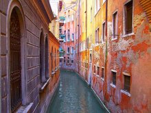 Тихая улица / Улица Венеции, на которой редко можно увидеть проплывающие гондолы, лодки