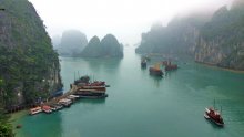 Туман в бухте Халонг / Снимок сделан в апреле 2010 года в северном Вьетнаме в бухте Халонг, признанная ЮНЕСКО всемирным наследием человечества.