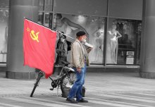 На Прагер Штрассе / Каждый раз, когда судьба забрасывает меня в Дрезден, я вижу этого человека. Всегда он на этой улице. Всегда с красным знаменем СССР. Большинство прохожих равнодушно проходит мимо. Но некоторые останавливаются, разговаривают, берут брошюры.