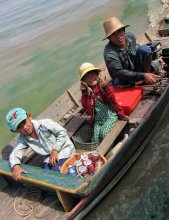 &quot;Два доллара, сэр!&quot; / Снимок сделан на озере Тонлесап в апреле 2010 года, которое является самым большим озером полуострова Индокитай. Площадь меняется от 2,5 -3 тыс. кв. км. (зимой) до 10 тыс. кв. км. (летом), глубина соответственно от 1-2 м. до 10-14 м. Соединено рекой Тонлесап с Меконгом и частично регулирует его сток. Кстати, река Тонлесап имеет два направления течения в зависимости от сезона.