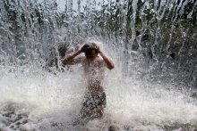 Жара / Парень купается в шонтане во время жары в +34