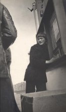 Спортлото. / Стиляги и тунеядцы ищут чем поживиться в закрытом на ночь киоске СПОРТЛОТО. УССР, 1977