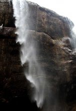 Кружева / Природа плетет кружево у самой воды, которая с шумом срывается с высоты, бьется в камнях, кипит и клокочет