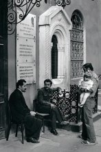 Беседы со священнослужителем / Грузия. Тбилиси. 1983 год. Скан с негатива.