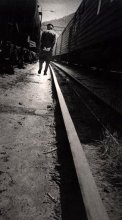 Узловая-Товарная / Обходчик прогуливается вдоль состава на узловой станции. УССР, 1975