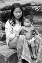 Материнство / Снято в Камбодже.