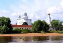 Юрьев монастырь / Проплывали на моторке с большой скоростью по р. Волхов, не взыщите, фото с рук.