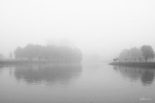 Утренний рыбак / блуждал в тумане и увидел это... мне карточка напоминает почем-то какие-то старые фотографии, советское время...