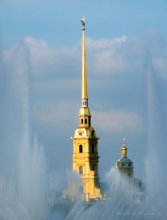 Петропавловская крепость / Снимок сделан в Санкт-Петербурге в августе 2006 г через фонтан на Неве.