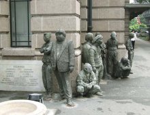 ожидающие участи / В центре Шанхая, у гостиницы, стояли до января этого года такие замечательные ребята. На радость и веселье ....и достоялись