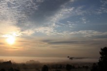 Солнце, небо, туман. / Где-то за городом.