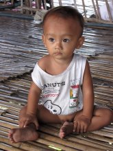 Дитя Камбоджи / Снимок сделан в апреле 2010 года на обратном пути от озера Тонлесап в г. Сиемрип в одном из поселений Камбоджи.