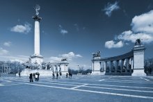 Площадь Героев / Площадь Героев (венг. Hősök tere) — одна из знаменитых площадей венгерской столицы, расположена в Пеште. На площади Героев заканчивается проспект Андраши, а за площадью начинается городской парк Варошлигет. Площадь была оформлена к празднованию тысячелетия Венгрии в 1896 году .
