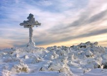 Ключ к Вечности / Огромный крест возвышающийся  на вершине горы Мустаг в п. Шерегеш Кемеровской области никого не оставляет равнодушным. Из-за сильного ветра снег приобрел причудливую форму. На ПП хвойные деревья полностью  под снегом.