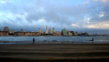 город Mar del Plata / вечерний вид на город со стороны залива