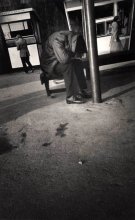 На асфальте. / Одинокий человек на асфальте города. УССР 1983