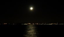 Лунная дорожка. / Италия, Лаго ди Гарда.
Луна дарит на просмотр ночному городу свою чудесную лунную дорожку. А сама любуетса сверху огнями ночного города, своей дорожкой и одиноким ночным фотографом.