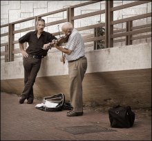 скрипка для прохожих 2 / Пока скрипач играл, проходивший мимо подвыпивший мужичок остановился возле него и, оставив свою спортивную сумку на асфальте, стал внимательно слушать...