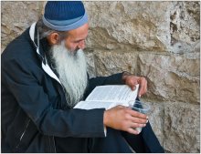 Старец / В старом Иерусалиме сидит на ступенях вот этот человек.