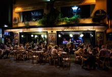 Вечернее кафе многолюдно / Испания, сентябрь 2010.