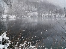&nbsp; / декабрьская метель на озере...