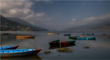 озеро ФЕВА / Непал. Находится в городе Пакхаре на высоте 1300 метров глубина достигает 90 метров.