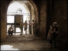 фото на память / Израиль. Национальный заповедник Кейсария. Внутренняя часть центральных ворот крепости крестоносцев.
Люблю эту фотографию, особенно за удачный, на мой взгляд, свет...