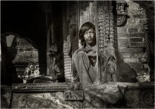портрет / непал. старый храм весь из дерева , ему примерно около 1000 лет. Местный житель судя по одежде очень бедный , но милостыню не просил а молча наблюдал за прохожими.