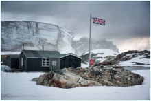 о доме... / Антарктический полуостров, архипелаг Аргентинские острова, британская станция-музей &quot;Wordie House&quot;. За ней приглядывают ребята с Вернадского. Флаг нашли и подняли для фото.