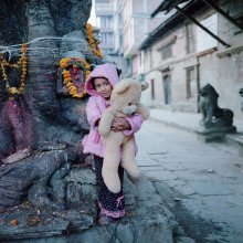 детская площадка / Непал, Катманду. В обширном дворе единственное место для игры детей большое дерево, заодно являющееся святым местом.