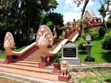 Лестница в храм Ват Пром / Снимок сделан в апреле 2010 года в г.Пномпень (Камбоджа)