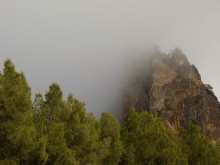 gora v tumane / ispanija v gorah cueva de agua