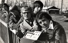 ... и отдыхаем вместе ... / бригада молодых монтажников на первомайских праздниках в поселке мостостроителей, 1979