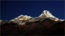 В облаках / непал. последние лучи освещает только шапки гор
