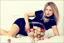 Девушка с яблоками / Анюта