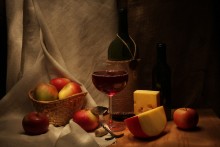 Вино и яблоки / Натюрморт с вином, яблоками и сыром