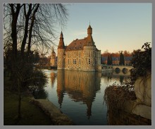 Мартовский вечер в замке von Jehay / Бельгия, провинция Льеж, замок 16-го века von Jehay.