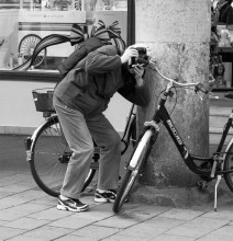 У каждого свои объекты съёмки / Минут десять фотографировал он велосипедный звонок со всех сторон,не обращая никакого внимания на прохожих