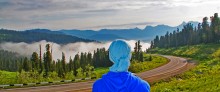 созерцание / природный парк Ергаки.раннее утро.туман из долины как живое сушество полз к верхним сопкам в доль распадков и межгории..картина была денамична..все исчезло через 40 мин....ка только солнечные лучи каснулись полян...