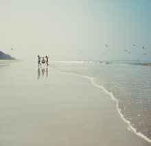 побережье / Был в Индии, начинаю отчет с простой картинки из Гоа.Океан, рыбаки тянут из моря сетку с рыбой.