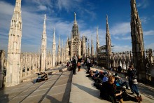 крыша Дуомо / крыша собора Дуомо в Милане, очень посещаемое туристами место. За символическую цену в 5 евро, вы можете подняться на неё пешком и полюбоваться видами Милана или просто отдохнуть, как делают многие.