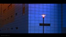 Геометрия света. / За несколько минут до рассвета.Фонарь у стены торгового цента.Город Дубна.
