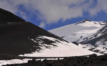 Снег и пепел / склон одного из кратеров  Этны