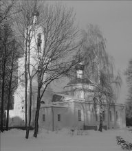 Вечерний покой. / Старая загородная церковь, восстановленная из руин.