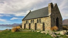 Церковь Доброго Пастыря / Церковь Доброго Пастыря (Church of Good Shepherd), находится на краю озера Текапо (Lake Tekapo) на Южном острове Новой Зеландии. Снимок сделан в апреле 2011 года.