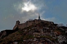 Мон Сен Мишель / Мон-Сен-Мишель (фр. Mont Saint Michel, гора Св. Михаила) представляет собой скалистый остров в устье реки Кюснон на границе Бретани и Нормандии, Франция. С незапамятных времен это аббатство было конечной точкой для многих паломников, желающих прикоснуться к святыням. За многие годы аббатство превратилось в настоящую крепость, удачно соединив в себе военную и религиозную архитектуру. Не раз приходилось крепости веры отстаивать свою независимость, а в Столетнюю войну между Францией и Англией Мон-Сен-Мишель стал последним французским форпостом в Нормандии, который врагу так никогда и не удалось взять. В настоящее время аббатство Мон-Сен-Мишель превратилось в настоящую туристическую достопримечательность, достаточно сказать что по посещаемость крепость стоит на втором месте после Парижа.