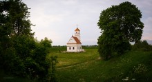 Спасо-Преображенская церковь / ВИКИ:
Церковь была построена в 1570-е гг. Николаем Глебовичем на территории Заславского замка. Во II половине XVII века перестроена. Вначале это был кальвинистский храм, а затем в 60-х годах XIX в. здание было превращено в православную церковь.
Склейка из 6 снимков.