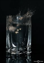...налью воды в стакан граненый... / ...налью воды в стакан граненый,
через его стекло взгляну,
и мир, как будто обновленный,
предстанет взору моему...